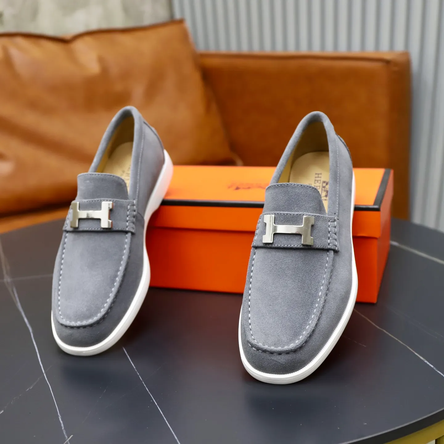 Ex-factory price: 540💰Hermès/Hermès slip-on men's shoes. This shoe is made of imported cow suede leather, with simple and smooth lines, and a 3CM rubber foam ultra-light sole combined with aerodynamic design! Youthful and fashionable, H button decoration, contrasting leather embellishment on the heel, calf lining to gently wrap your feet, with embossed logo cowhide feet, leather rock strips, casual and urban style, highlighting youthful vitality, sports and leisure version, super versatile Size number: 38-39-40-41-42-43-44 Standard leather shoe size (45 can be customized but does not support returns)